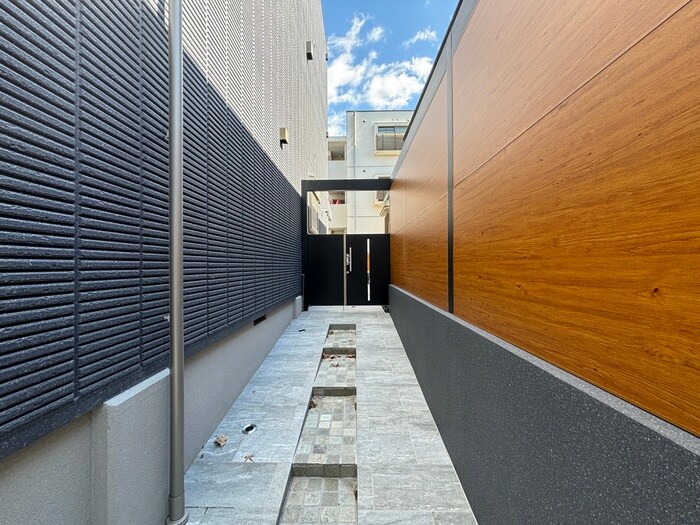 物件外観写真3　(エントランス部分)