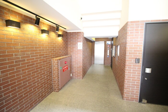 物件外観写真2　(エントランス部分)