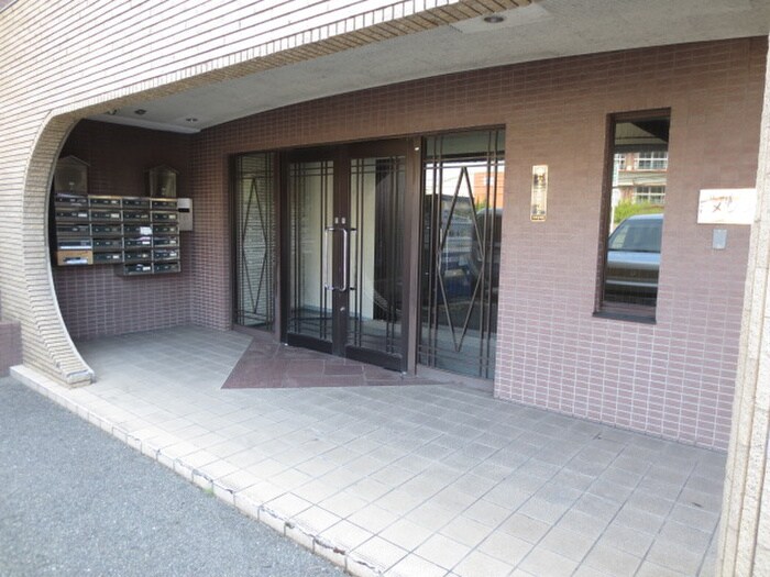 物件外観写真2　(エントランス部分)