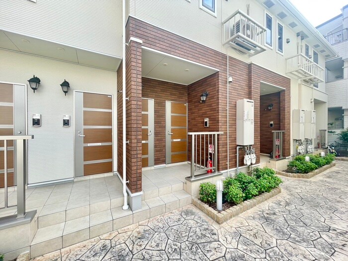 物件外観写真2　(エントランス部分)