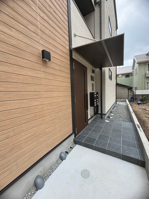 物件外観写真3　(エントランス部分)