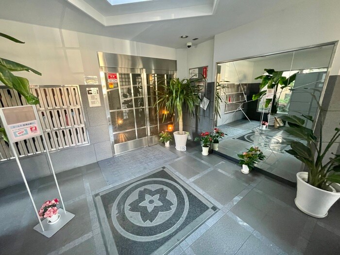 物件外観写真3　(エントランス部分)