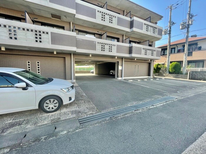 物件外観写真4　(駐車場)