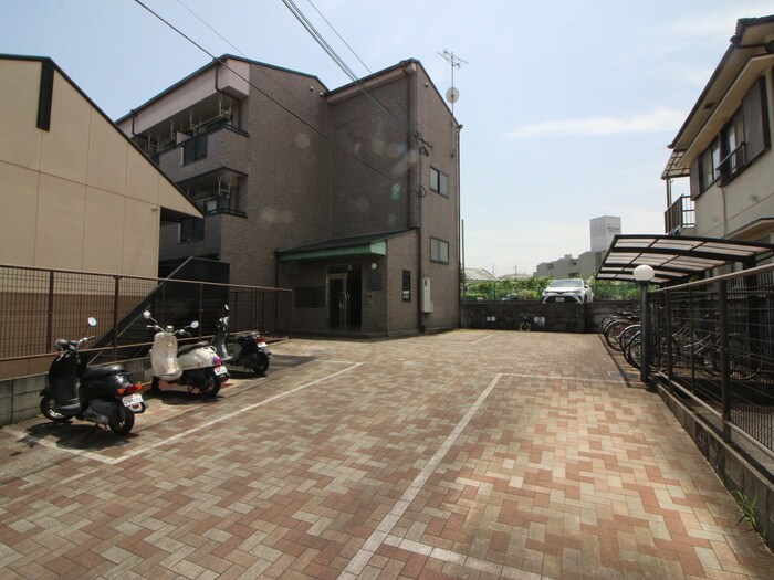 物件外観写真5　(駐車場)