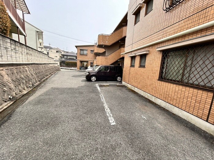 物件外観写真4　(駐車場)