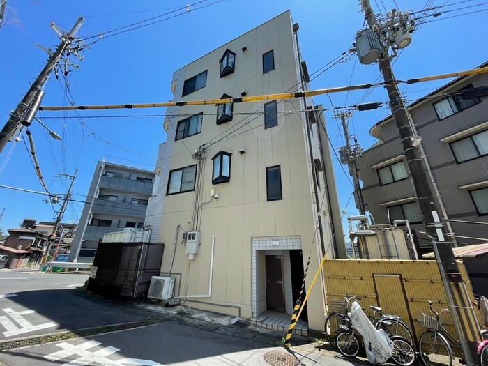 物件外観写真4　(エントランス部分)