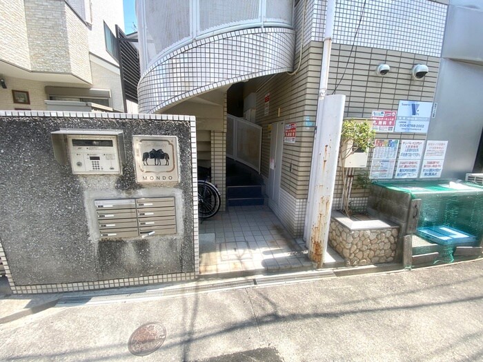 物件外観写真2　(エントランス部分)