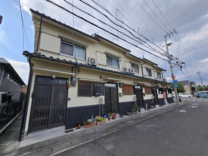 物件外観写真2　(エントランス部分)