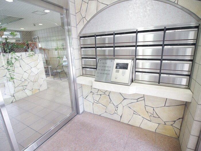 物件外観写真4　(エントランス部分)