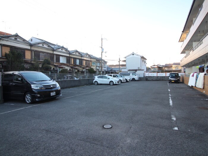 物件外観写真2　(駐車場)