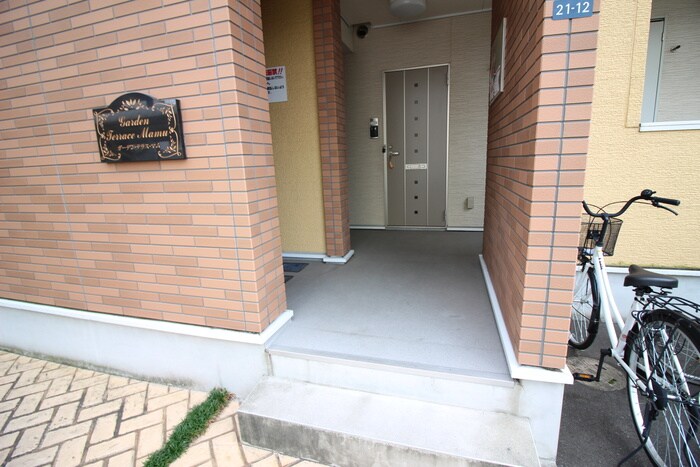 物件外観写真6　(エントランス部分)