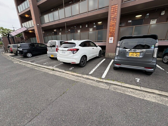 物件外観写真4　(駐車場)