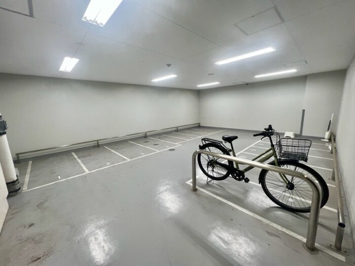 物件外観写真5　(バイク置き場)