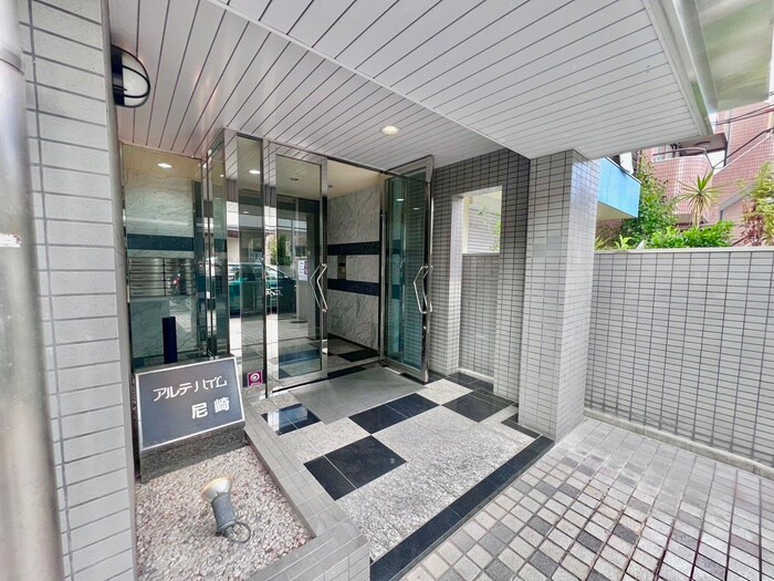 物件外観写真4　(エントランス部分)