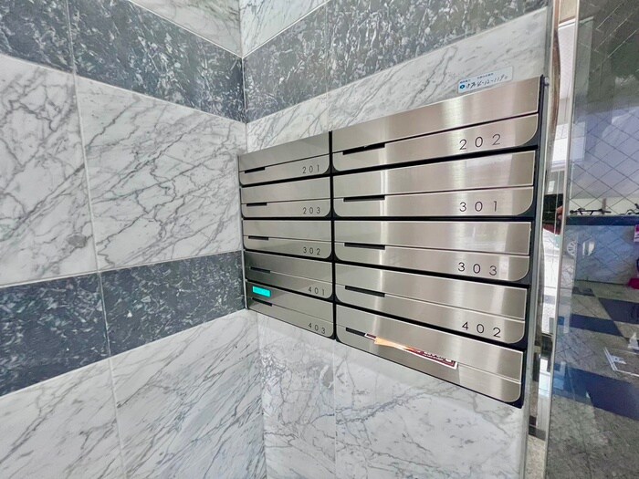 物件外観写真5　(エントランス部分)