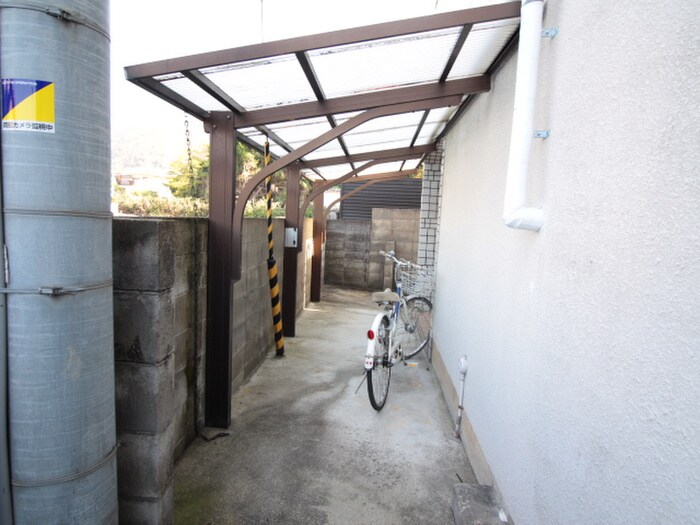 物件外観写真4　(駐輪場)