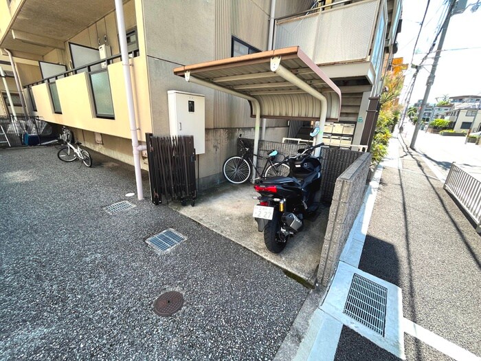 物件外観写真4　(駐輪場)