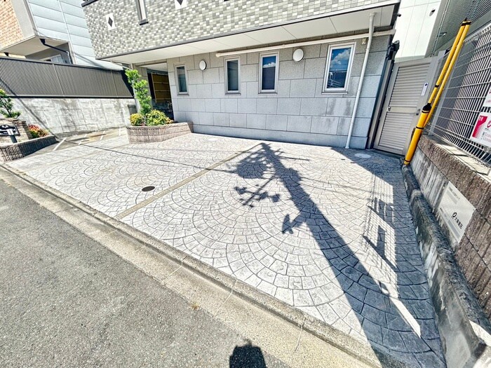 物件外観写真4　(駐車場)