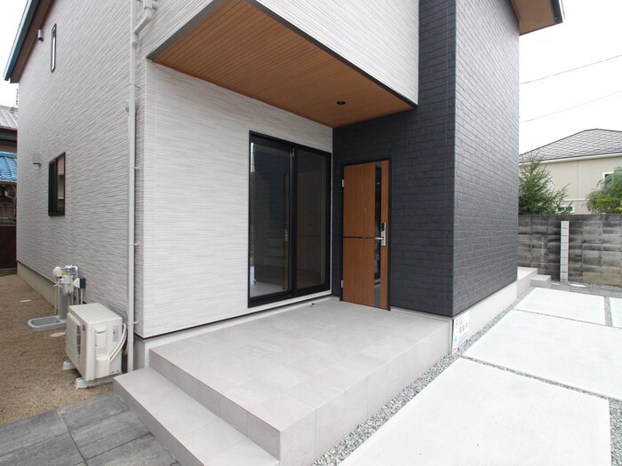 物件外観写真2　(エントランス部分)