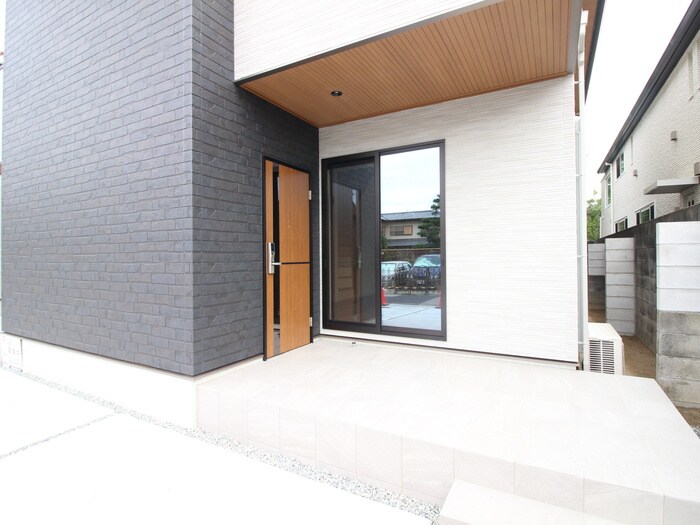 物件外観写真3　(エントランス部分)