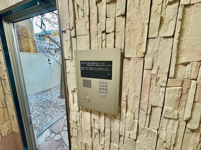 物件外観写真4　(エントランス部分)