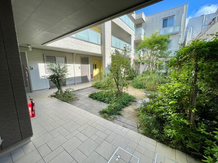 物件外観写真3　(エントランス部分)