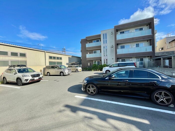 物件外観写真6　(駐車場)
