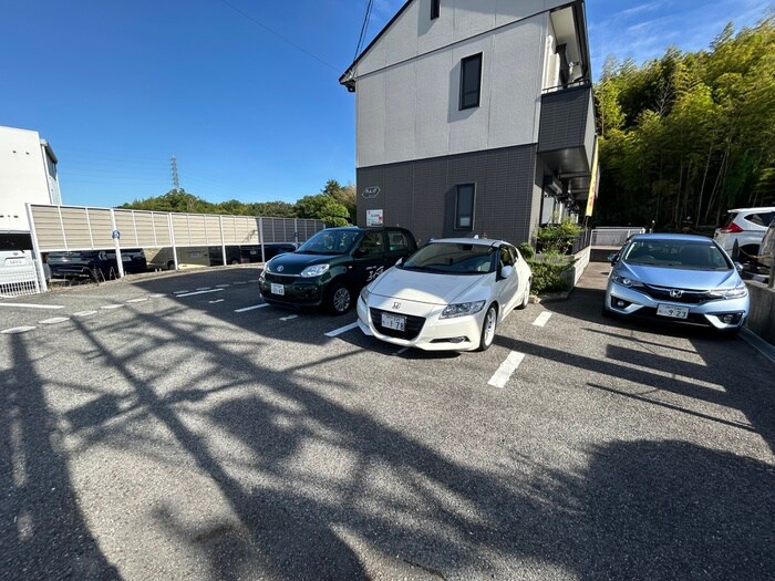 物件外観写真3　(駐車場)