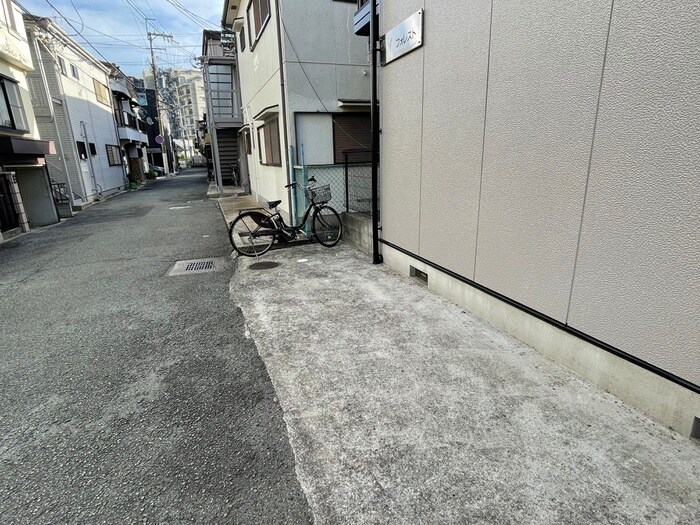 物件外観写真4　(駐輪場)