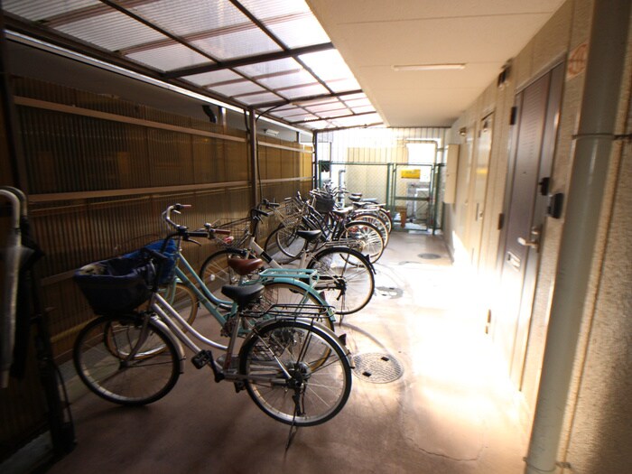 物件外観写真5　(駐輪場)