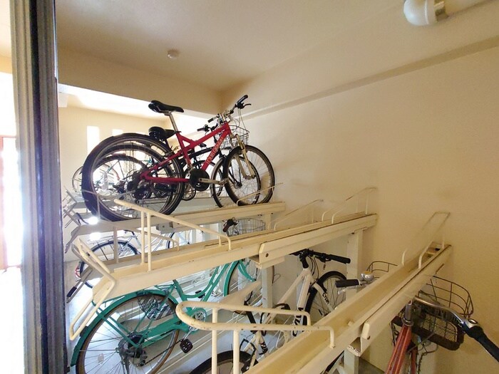 物件外観写真4　(駐輪場)