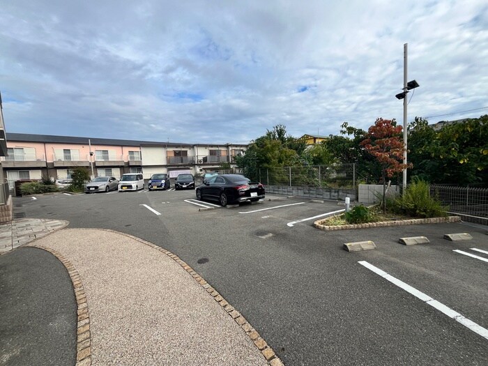 物件外観写真4　(駐車場)