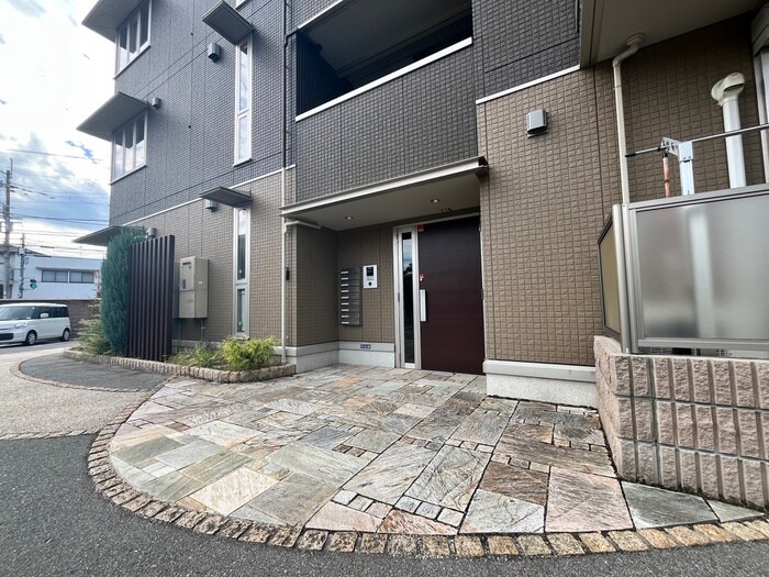 物件外観写真5　(エントランス部分)