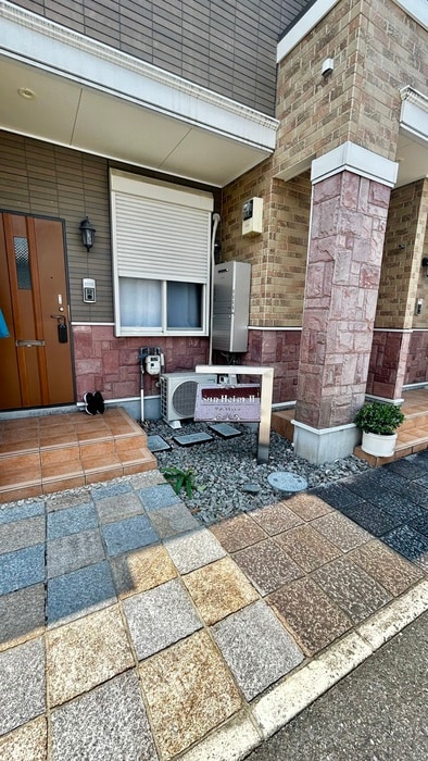 物件外観写真3　(エントランス部分)