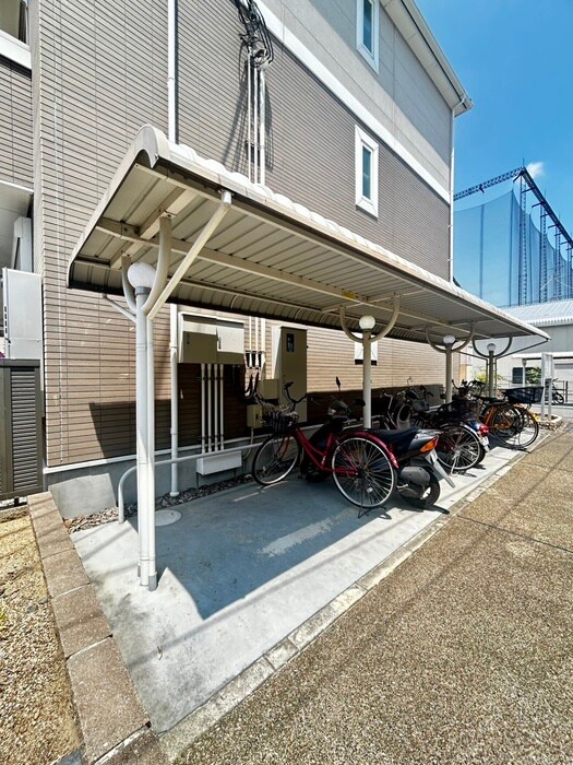 物件外観写真4　(バイク置き場)