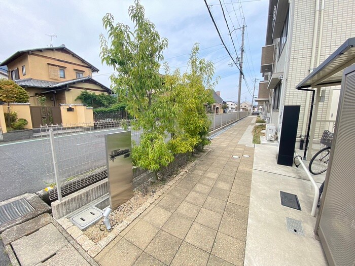 物件外観写真3　(エントランス部分)