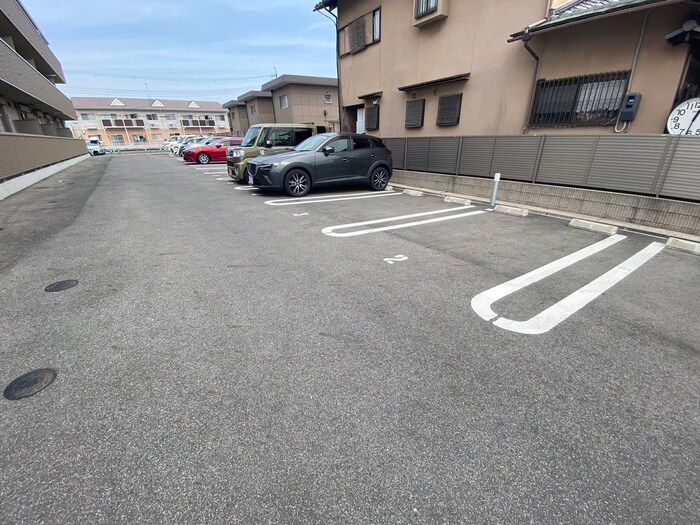 物件外観写真5　(駐車場)