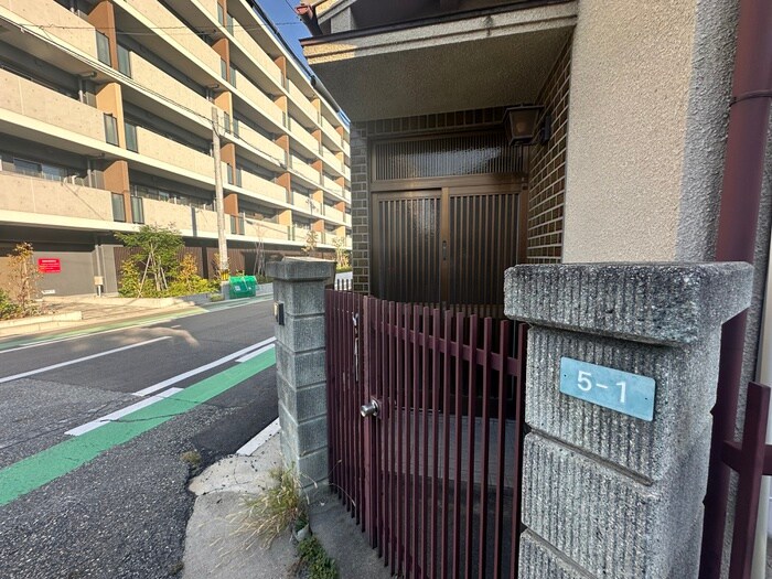 物件外観写真5　(エントランス部分)
