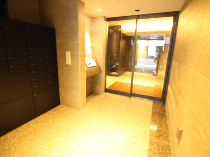 物件外観写真4　(エントランス部分)