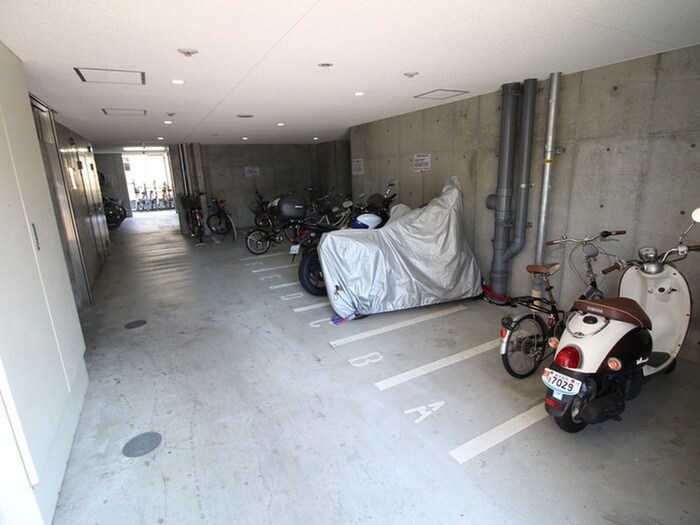 物件外観写真3　(バイク置き場)