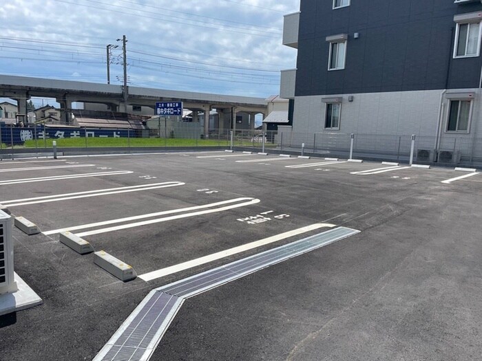 物件外観写真2　(駐車場)