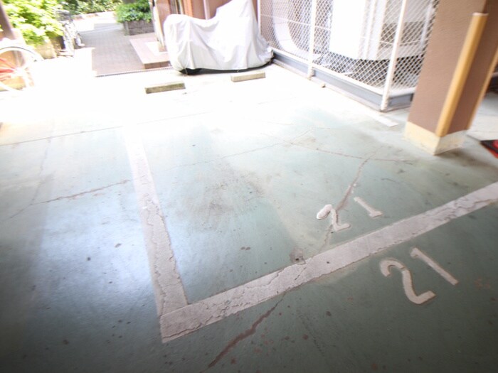 グランディアミ・アモ－レ南塚口の駐車場