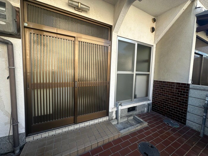 物件外観写真4　(エントランス部分)