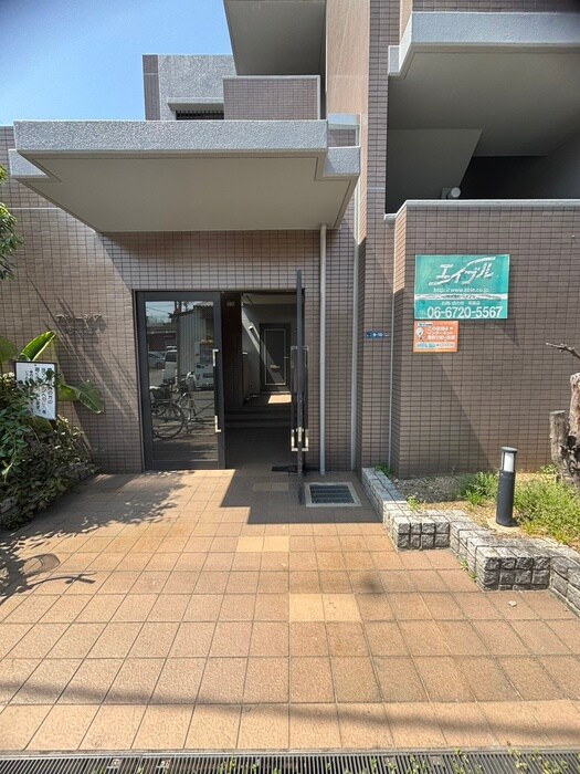 物件外観写真3　(エントランス部分)