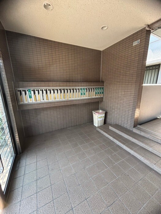 物件外観写真4　(エントランス部分)