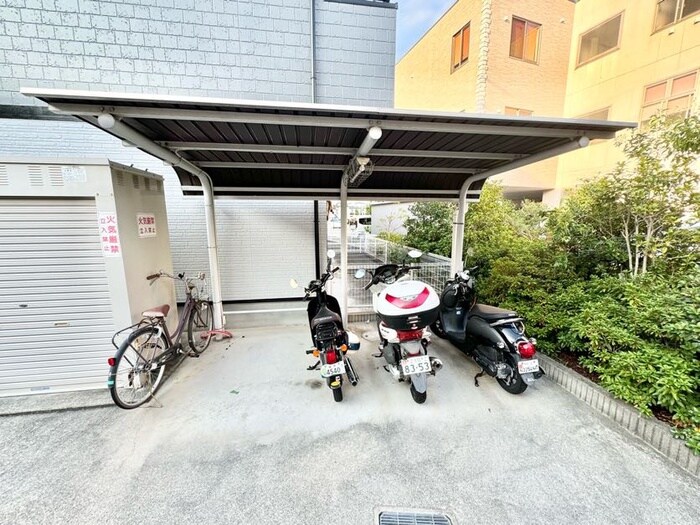 物件外観写真4　(駐輪場)