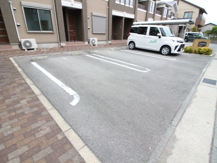 物件外観写真5　(駐車場)