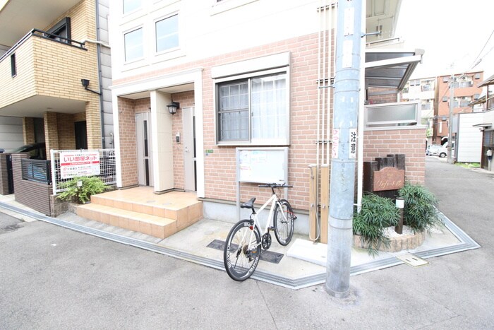 物件外観写真4　(エントランス部分)