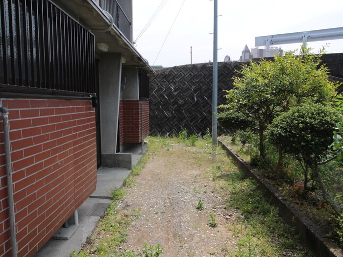 物件外観写真4　(エントランス部分)