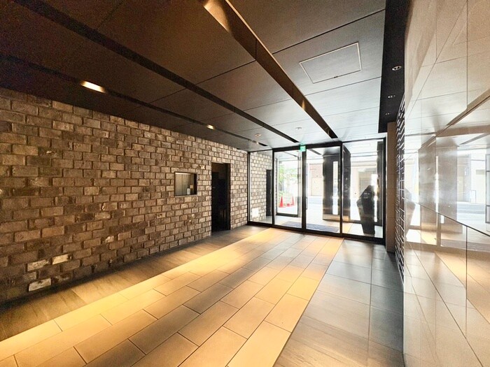 物件外観写真3　(エントランス部分)